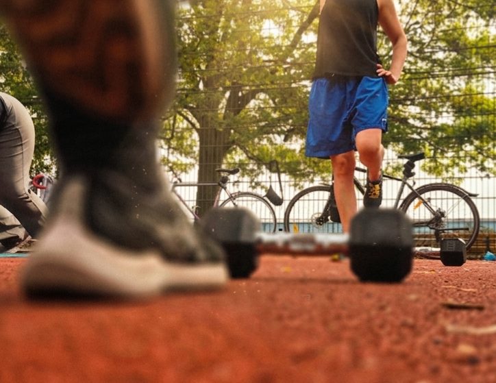 Kurzhantel auf der Tartanbahn beim Zirkeltraining – Bootcamp draußen in Berlin
